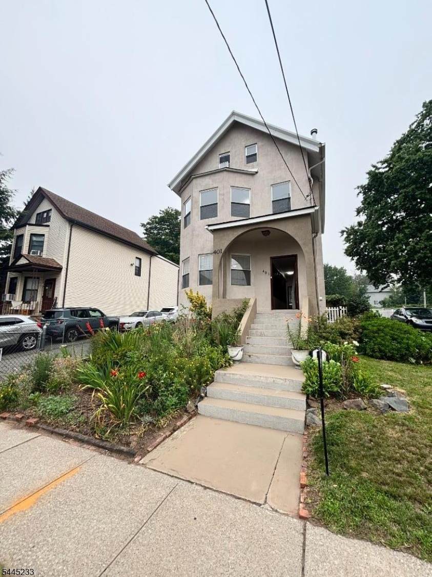 401 Cortlandt St - Photo 1