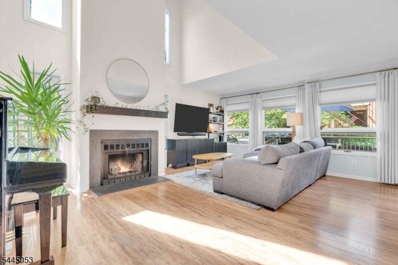 66 Bond St - Photo 1