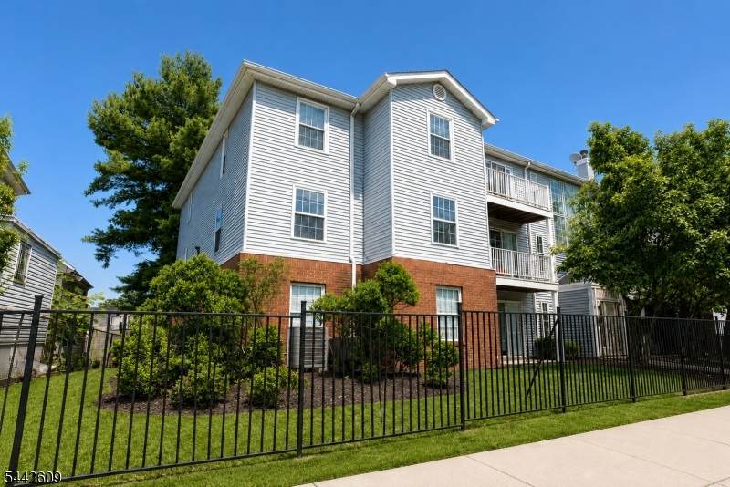 771 Summer Ave Unit 1A - Photo 1