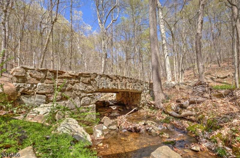 https://bt-photos.global.ssl.fastly.net/gsmls/orig_boomver_2_4045130-2.jpg