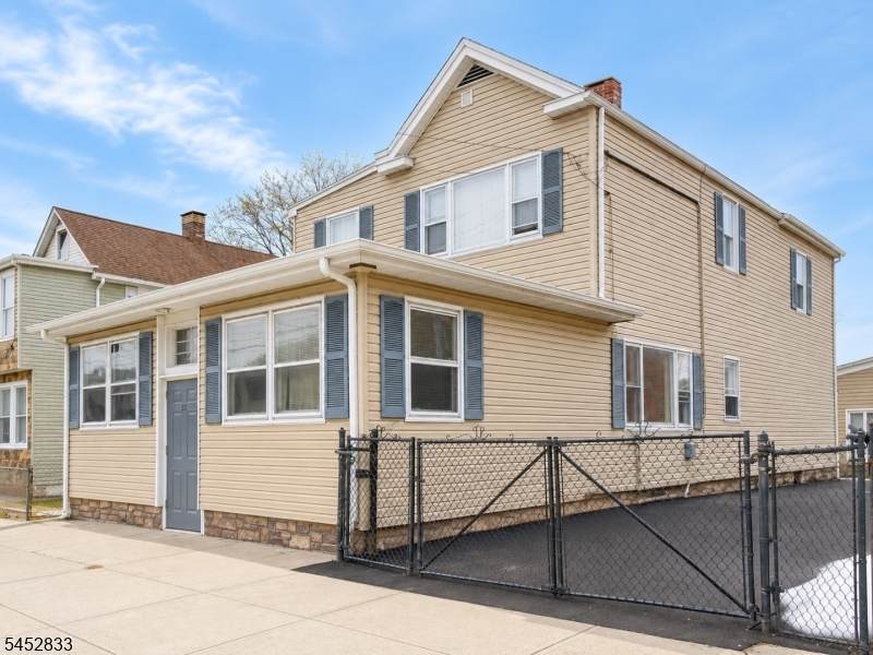 27 Honiss St - Photo 1