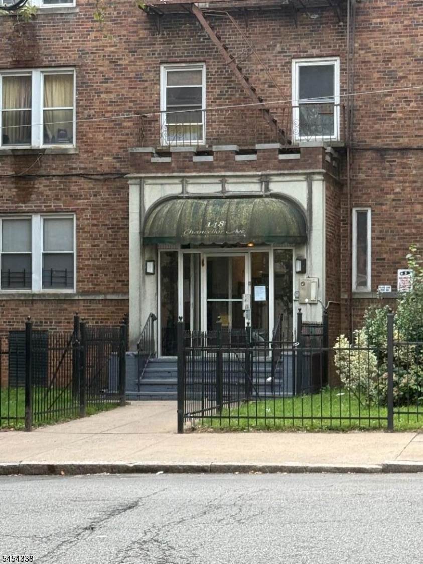 148 Chancellor Ave - Photo 1