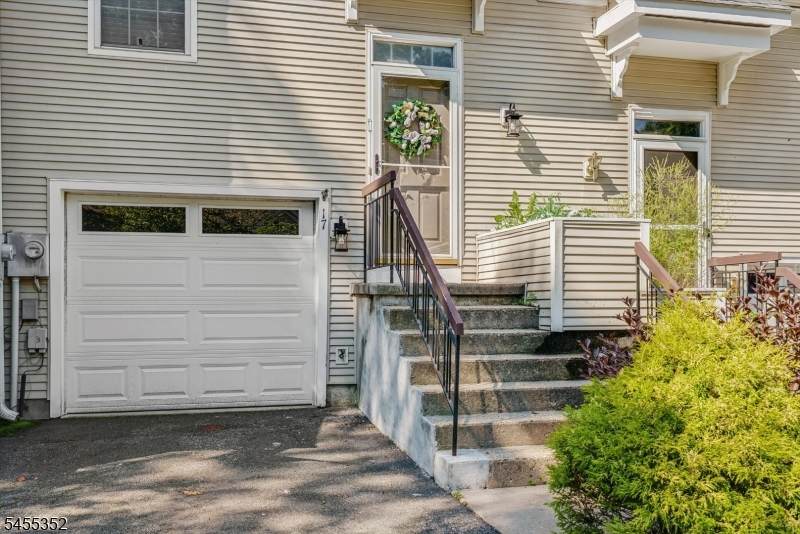 17 Rushmore Ln - Photo 1