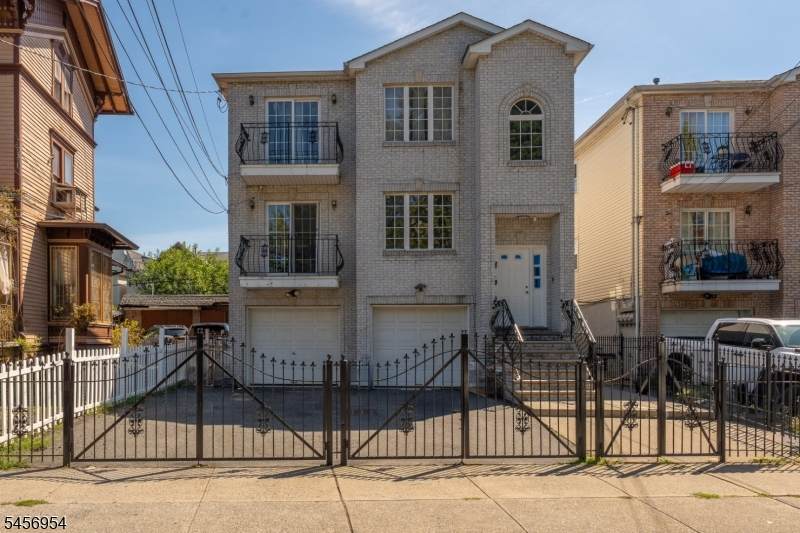128 Lincoln Ave - Photo 1