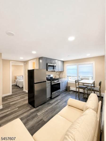 936 Stuyvesant Ave 3rd Fl - Photo 1