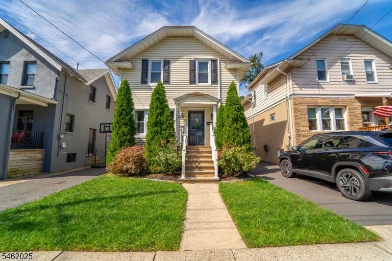555 E Maple Ave - Photo 1