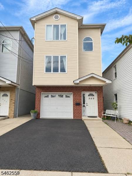 909 Bond St - Photo 1