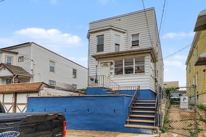 305 Pacific St - Photo 1