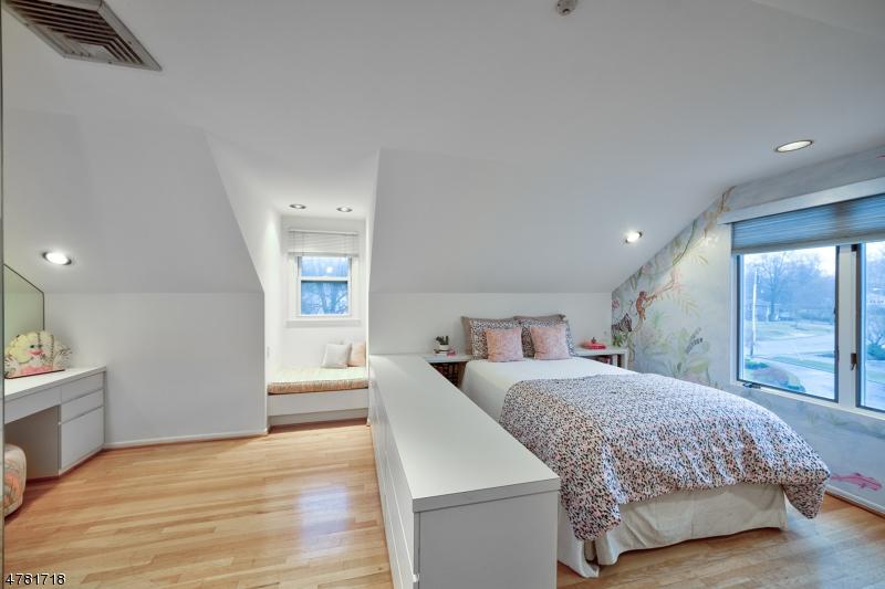 2 Harvard Pl - Photo 1