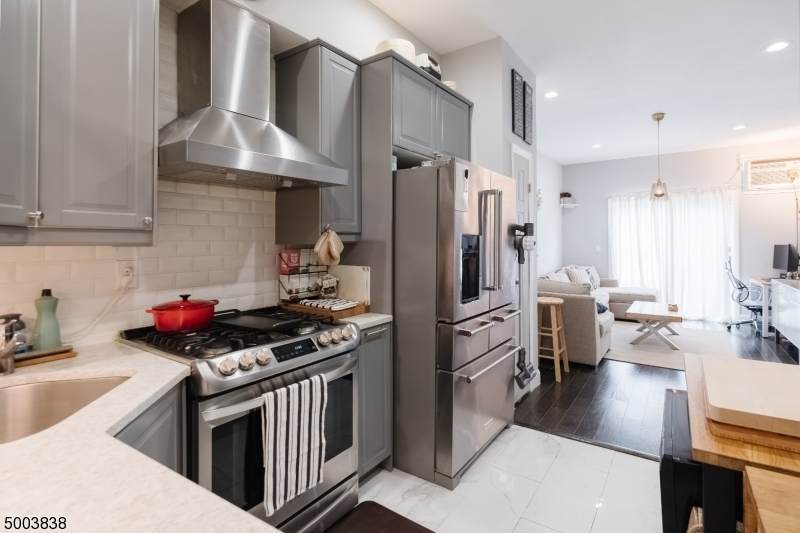 108 Thorne St - Photo 1