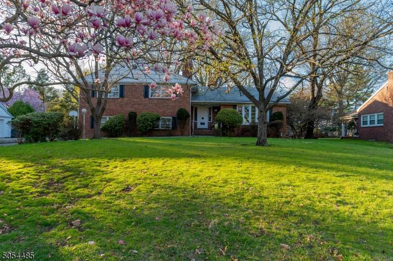 211 Surrey Rd - Photo 1