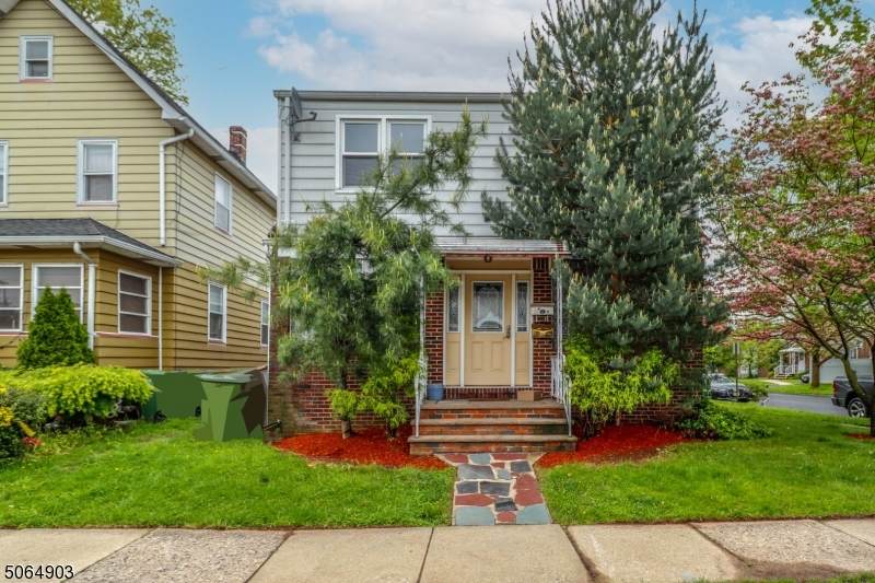 717 W Elm St - Photo 1