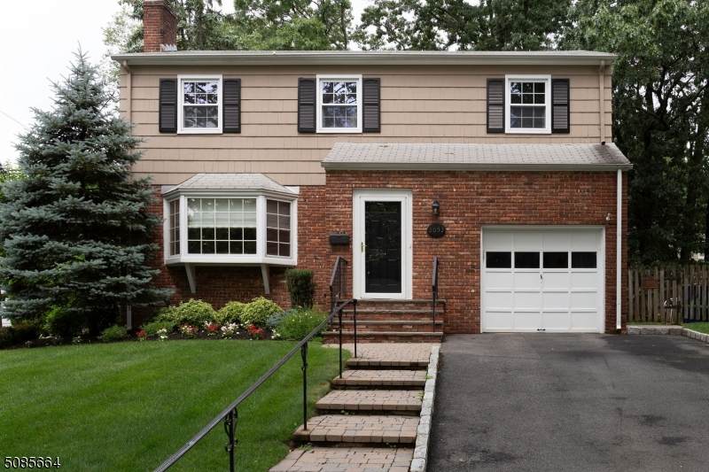 2053 Algonquin Dr - Photo 1