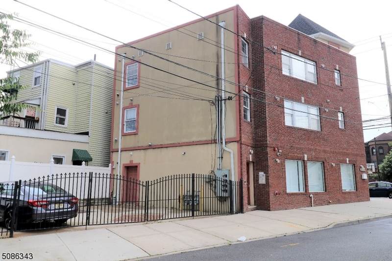 498 Ferry St - Photo 1