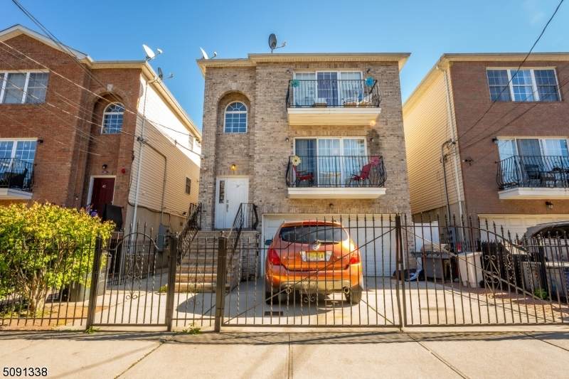 39 Seabury St - Photo 1