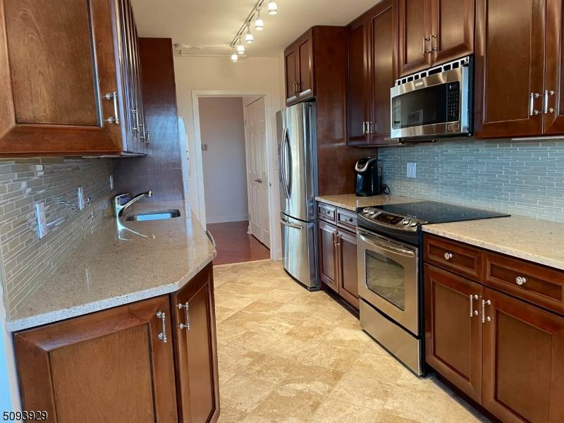 2 Claridge Dr. Apt. 6Hw - Photo 1