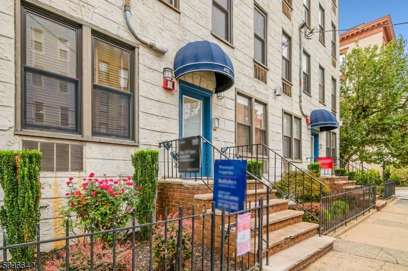 403 Monroe St - Photo 1