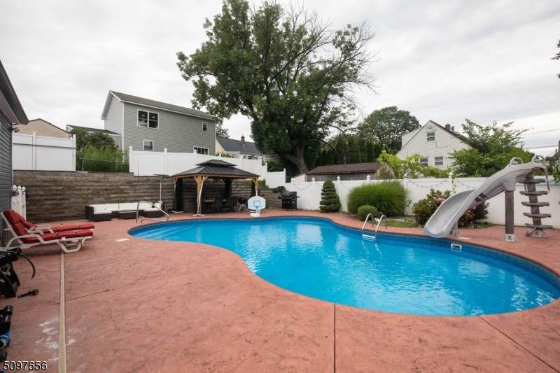 81 Madison St - Photo 1