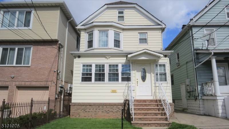 935 Grove St - Photo 1