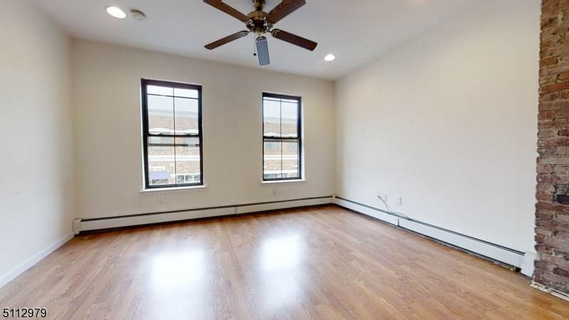 220 East Broad St - Photo 1