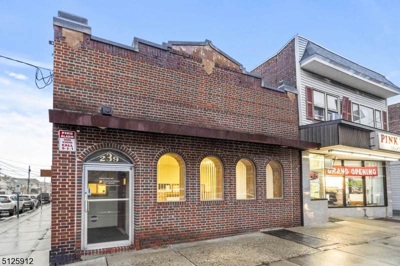239 Lakeview Ave - Photo 1