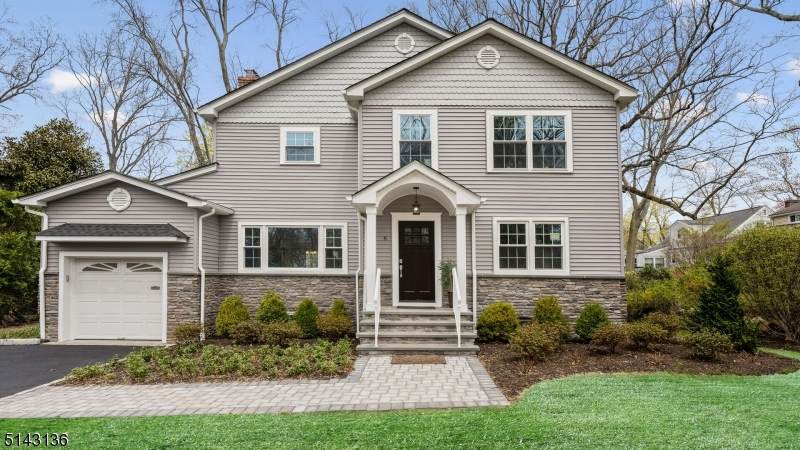 8 Byron Pl - Photo 1