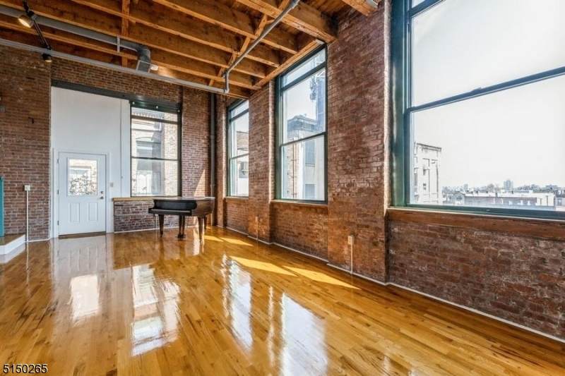 126 Webster Ave - Photo 1