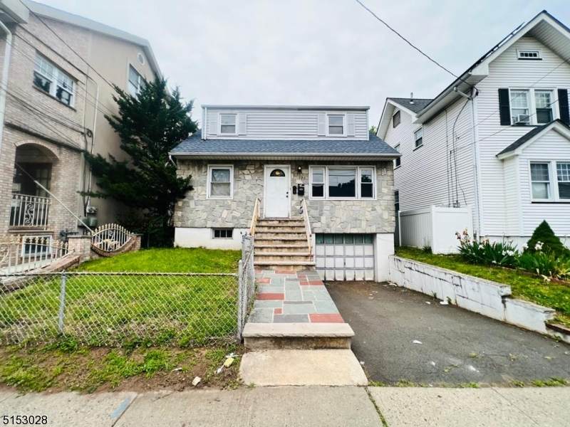 223 Hollywood Ave - Photo 1