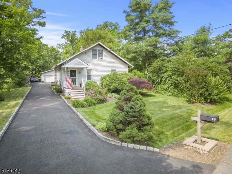 19 Ludlow Ave - Photo 1