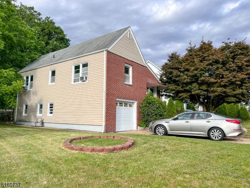 2075 Balmoral Ave - Photo 1