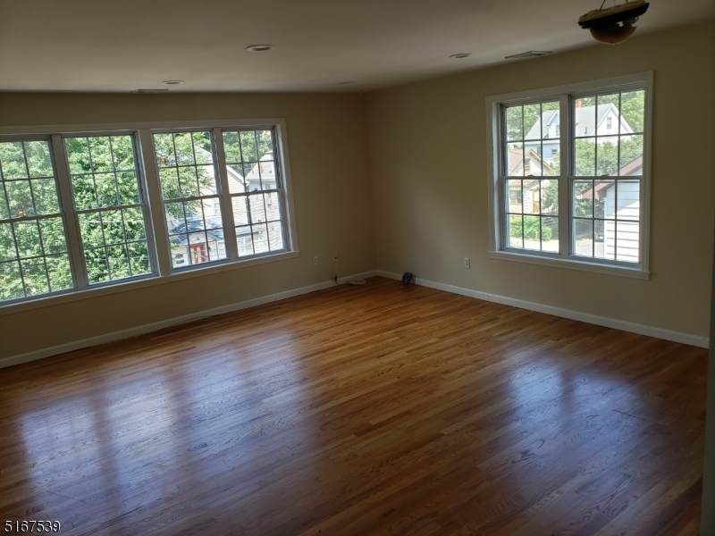 9 Cottage Pl - Photo 1