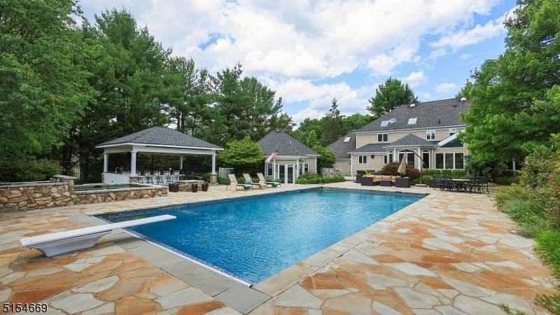 4 Meadow Dr - Photo 1
