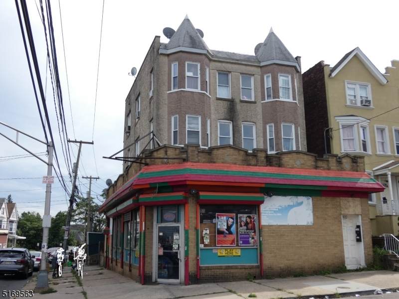 900 Grove St - Photo 1