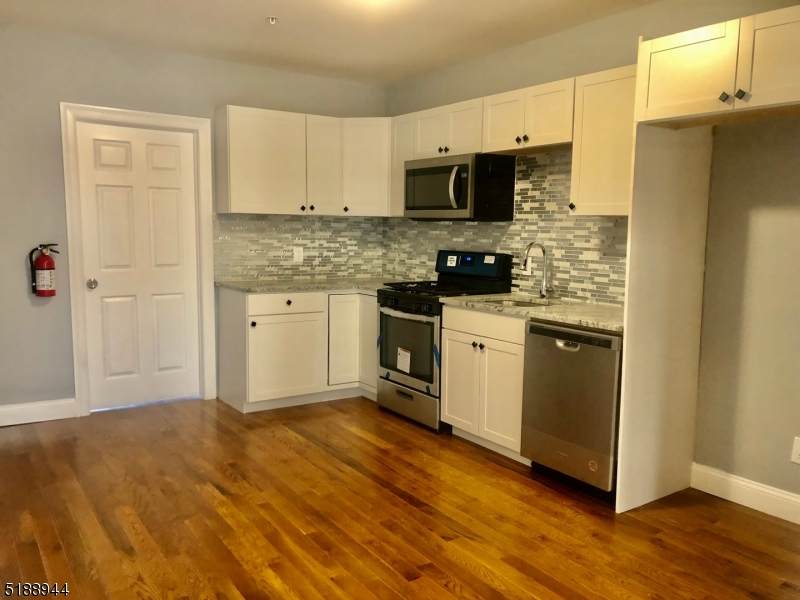 196 Burgess Pl - Photo 1