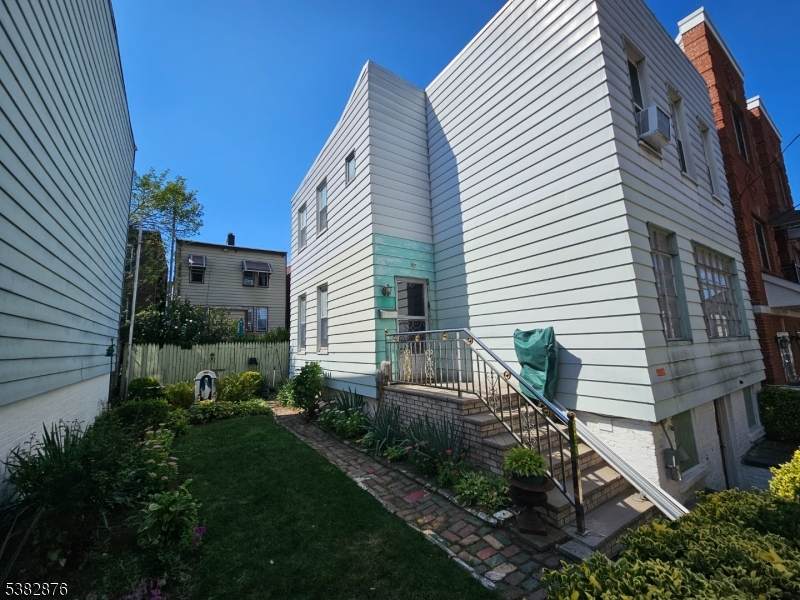 121 De Kalb Ave - Photo 1