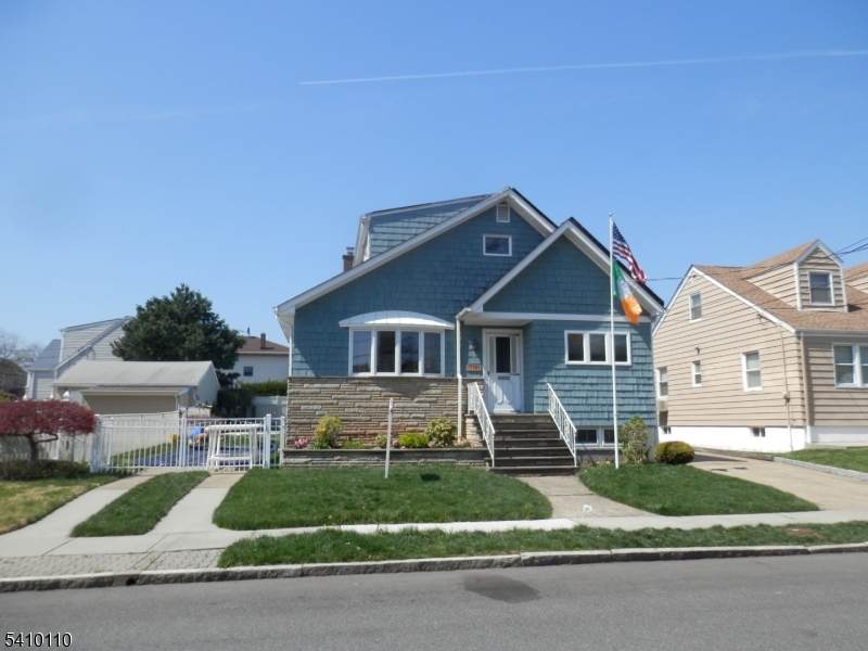 710 W Elm St - Photo 1
