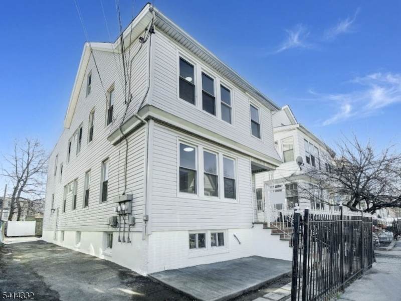 186 Isabella Ave - Photo 1