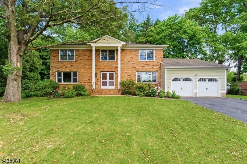 10 Dickens Ct - Photo 1