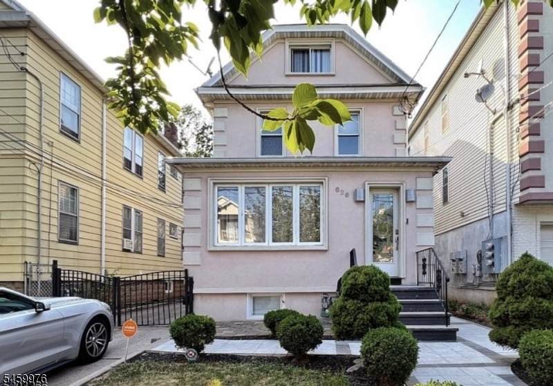 828 Van Buren Ave - Photo 1