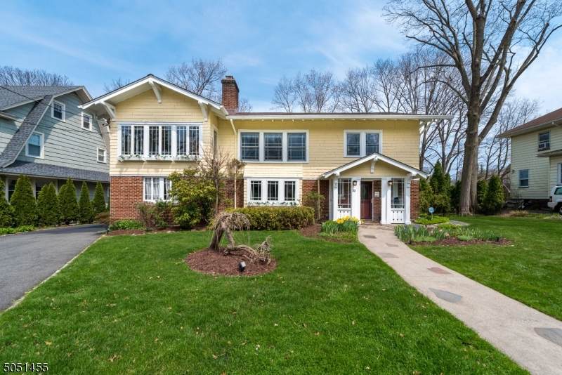 33 Girard Pl - Photo 1