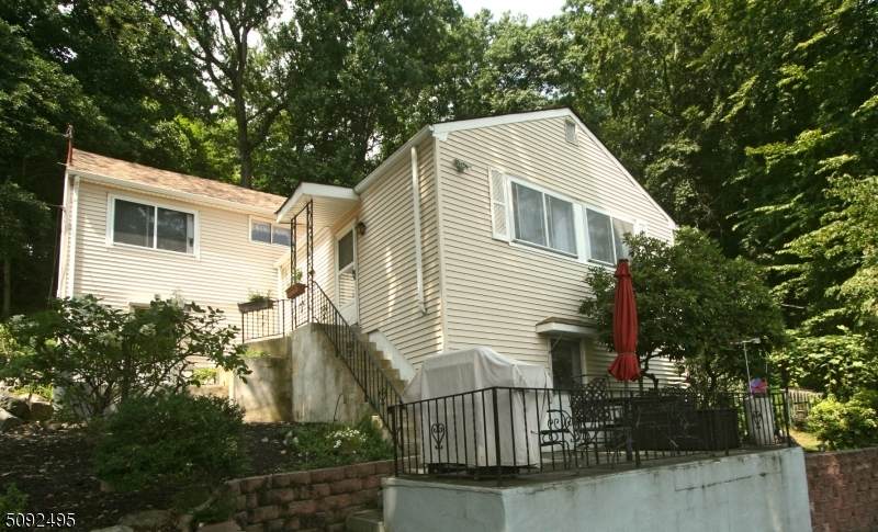 112 Hudson Ave - Photo 1