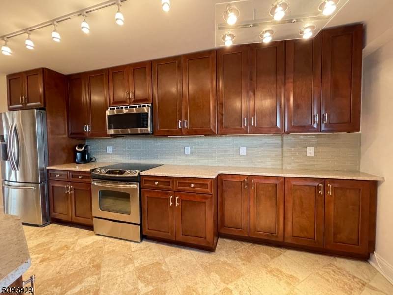 2 Claridge Dr. Apt. 6Hw - Photo 1