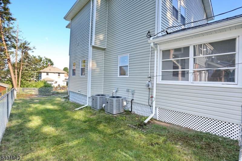 671 Oak Ave - Photo 1