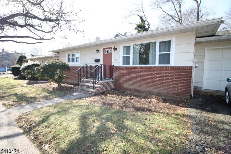 123 E Maple Ave - Photo 1