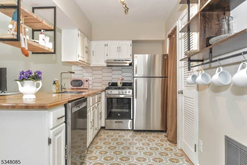 3 Davos Drive East - Photo 1