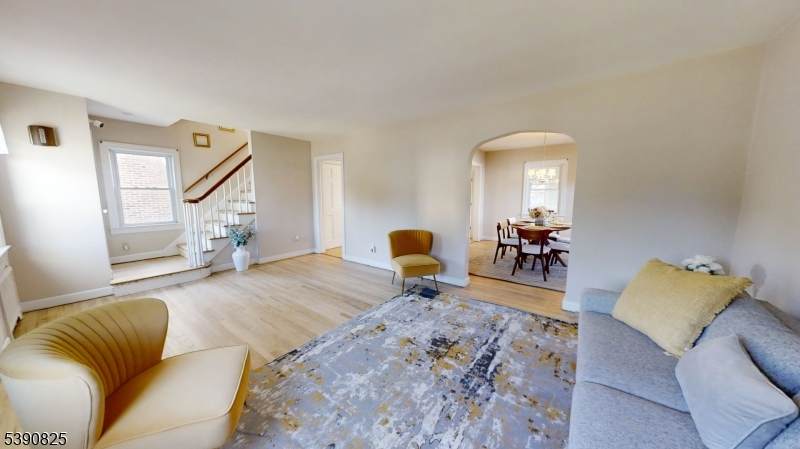 842 Travers St - Photo 1