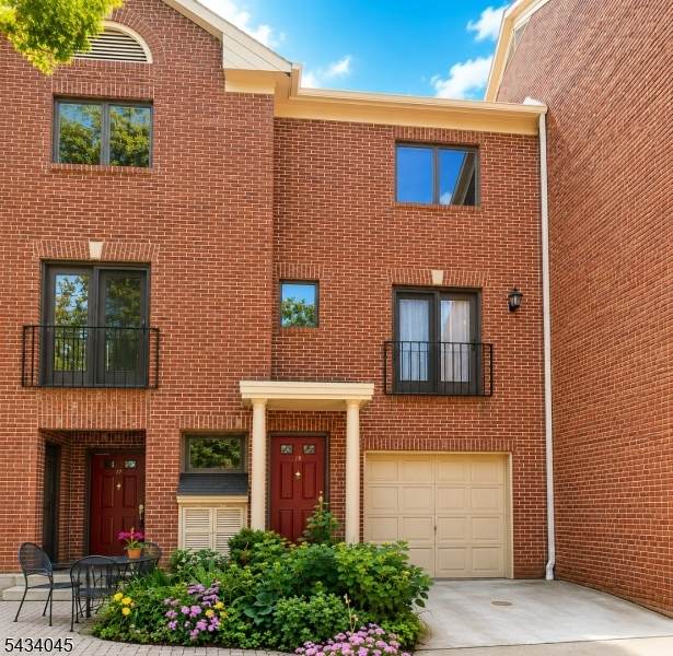 18 Mews Ln - Photo 1
