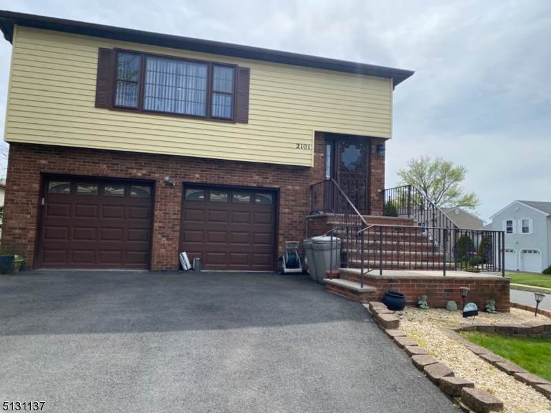 2101 Briarwood Ln - Photo 1