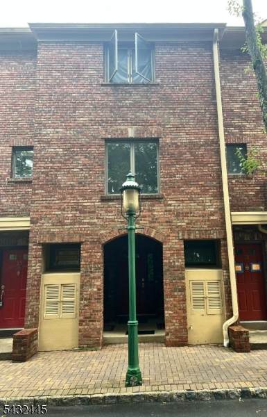 34 Mews Ln - Photo 1
