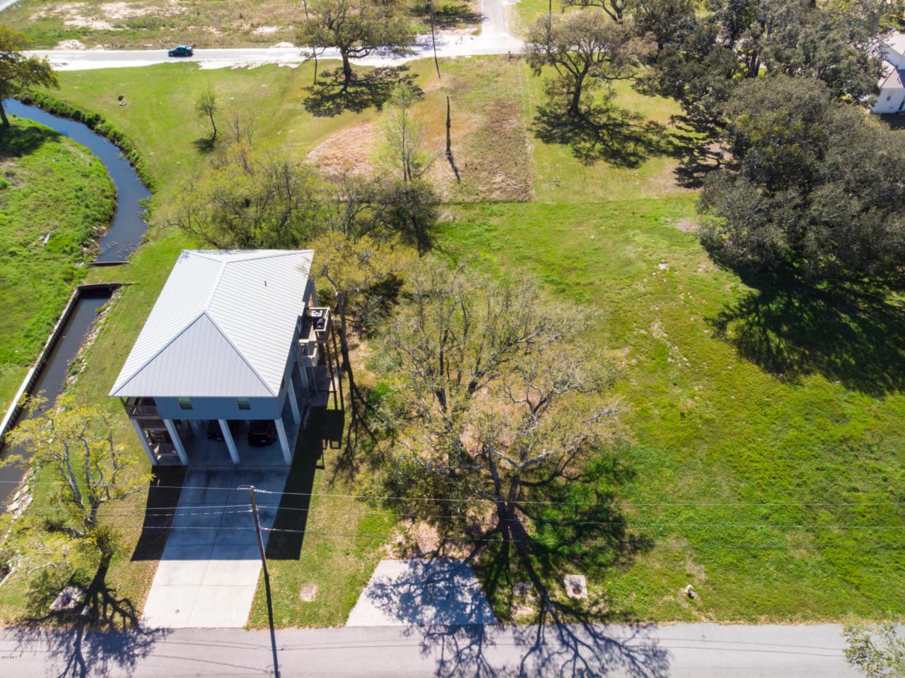502 Gulf View Ave - Photo 1